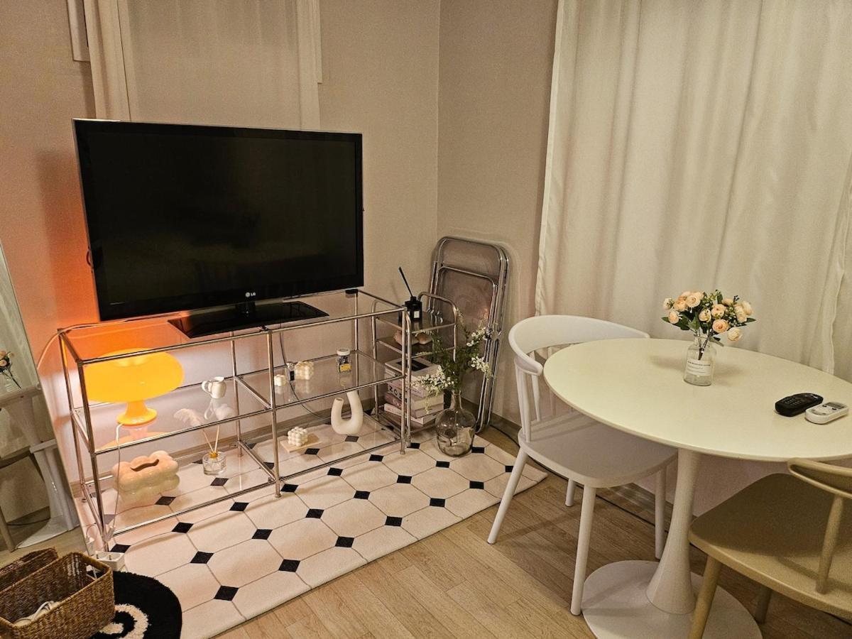 Apartment Danbam Sinchon, 2br Up To 3 People *